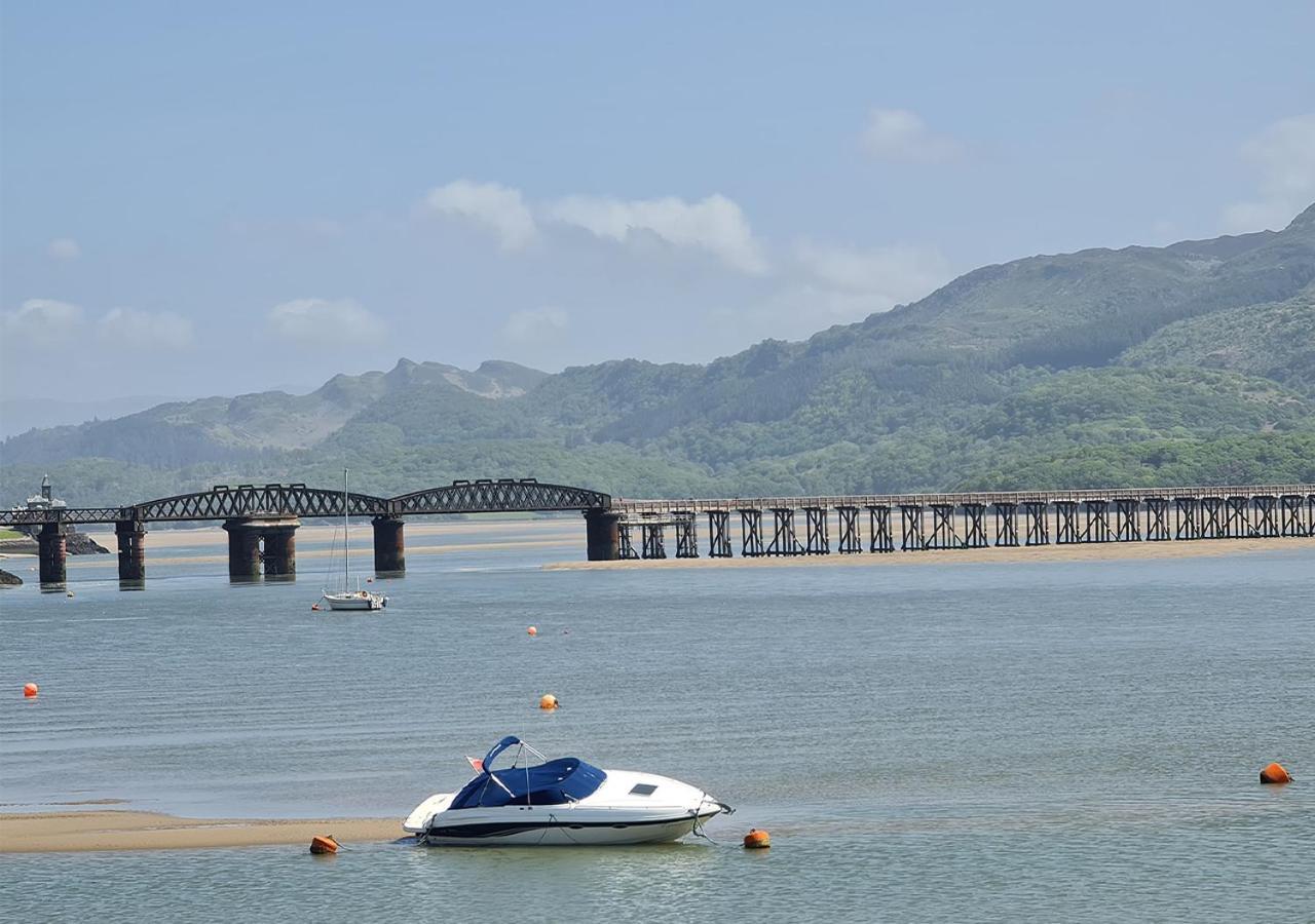 Luxury 4 Bedroom Seaside Apartment - Glan Y Werydd House بارموث المظهر الخارجي الصورة